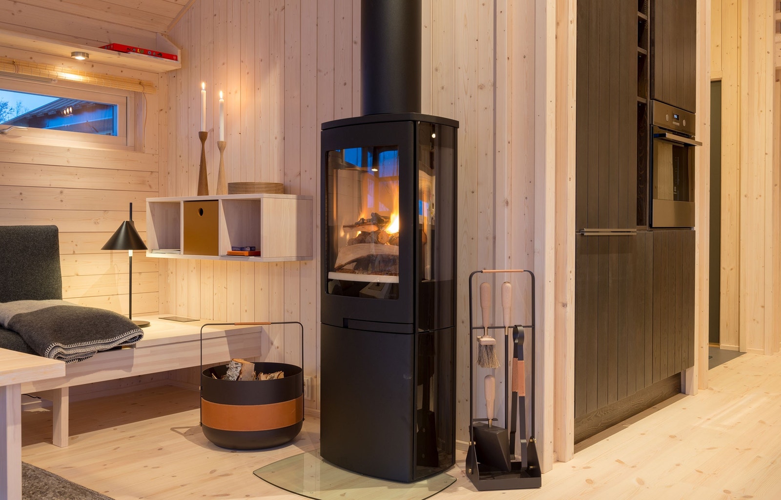 Eksempel på Ålhytteinteriør, her peisovn Galleribilde