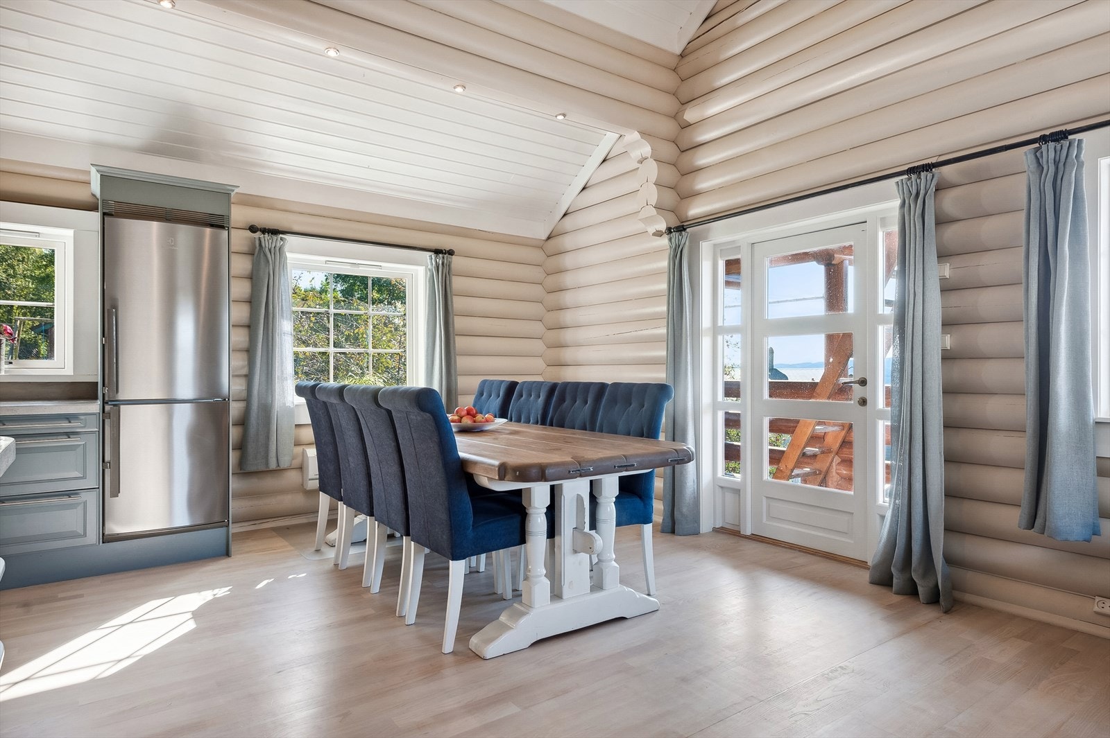 Rommet innbyr til sosialt samvær og gode middager med både venner og familie.
Utgang til sørvest vendt balkong med flott utsikt. Galleribilde
