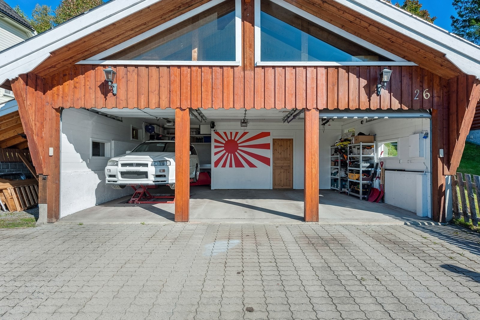 Stor garasje med plass til 3 biler. Galleribilde