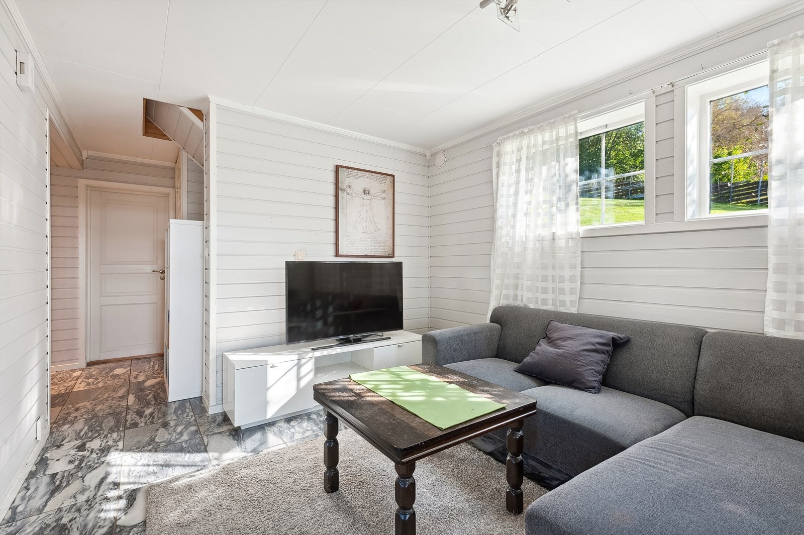 Fra entréen kommer du inn i stue/gang som også har skyvedørsgarderobe med speil, og plass til sofagruppe og TV møblement.
To stuer i boligen gir mulighet for at flere kan disponere stuene samtidig etter ulikt behov. Galleribilde