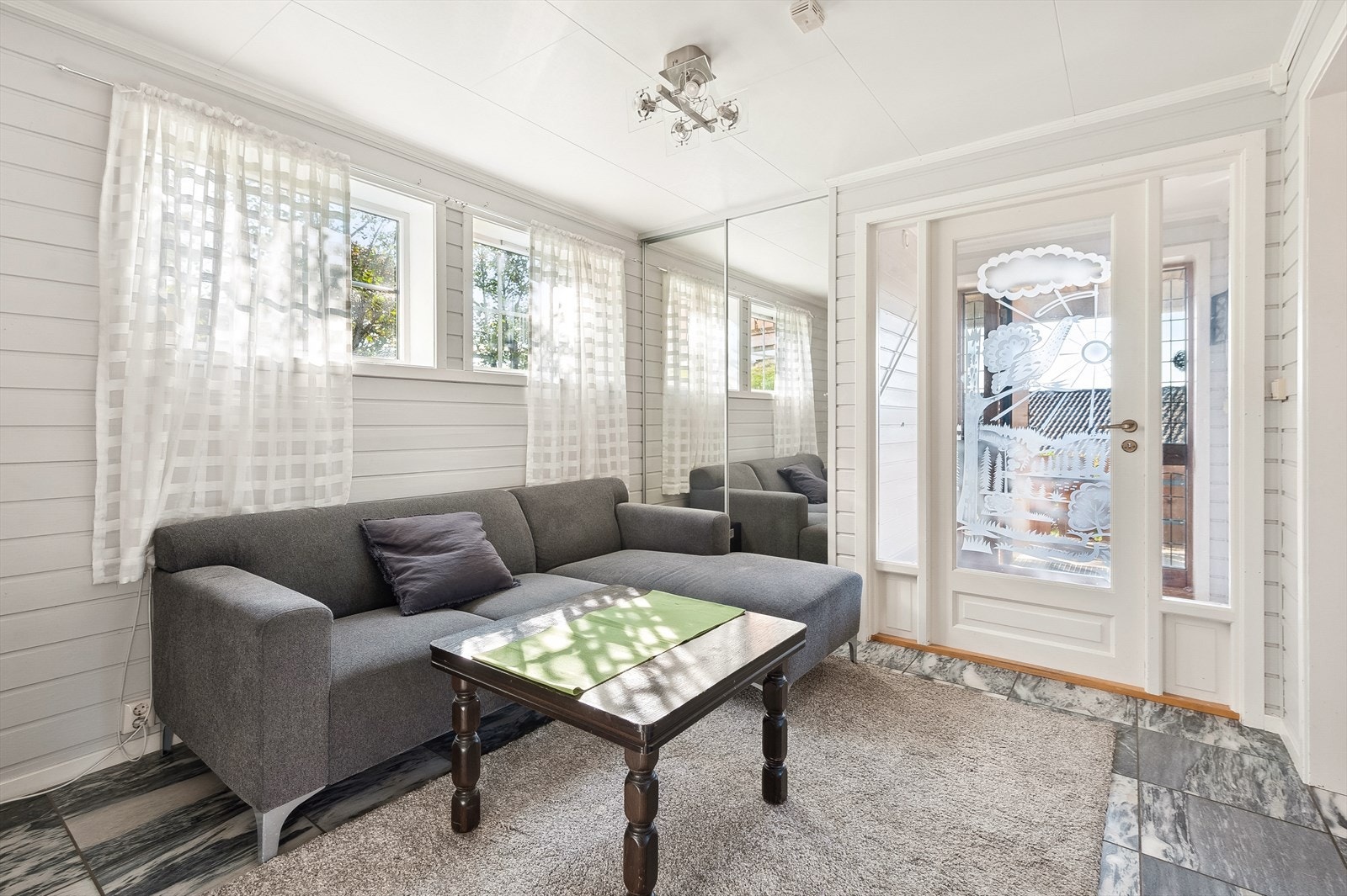 Du ønskes velkommen inn i entréen i underetasje med plass til å henge fra seg yttertøy og sette fra seg skoene. Galleribilde