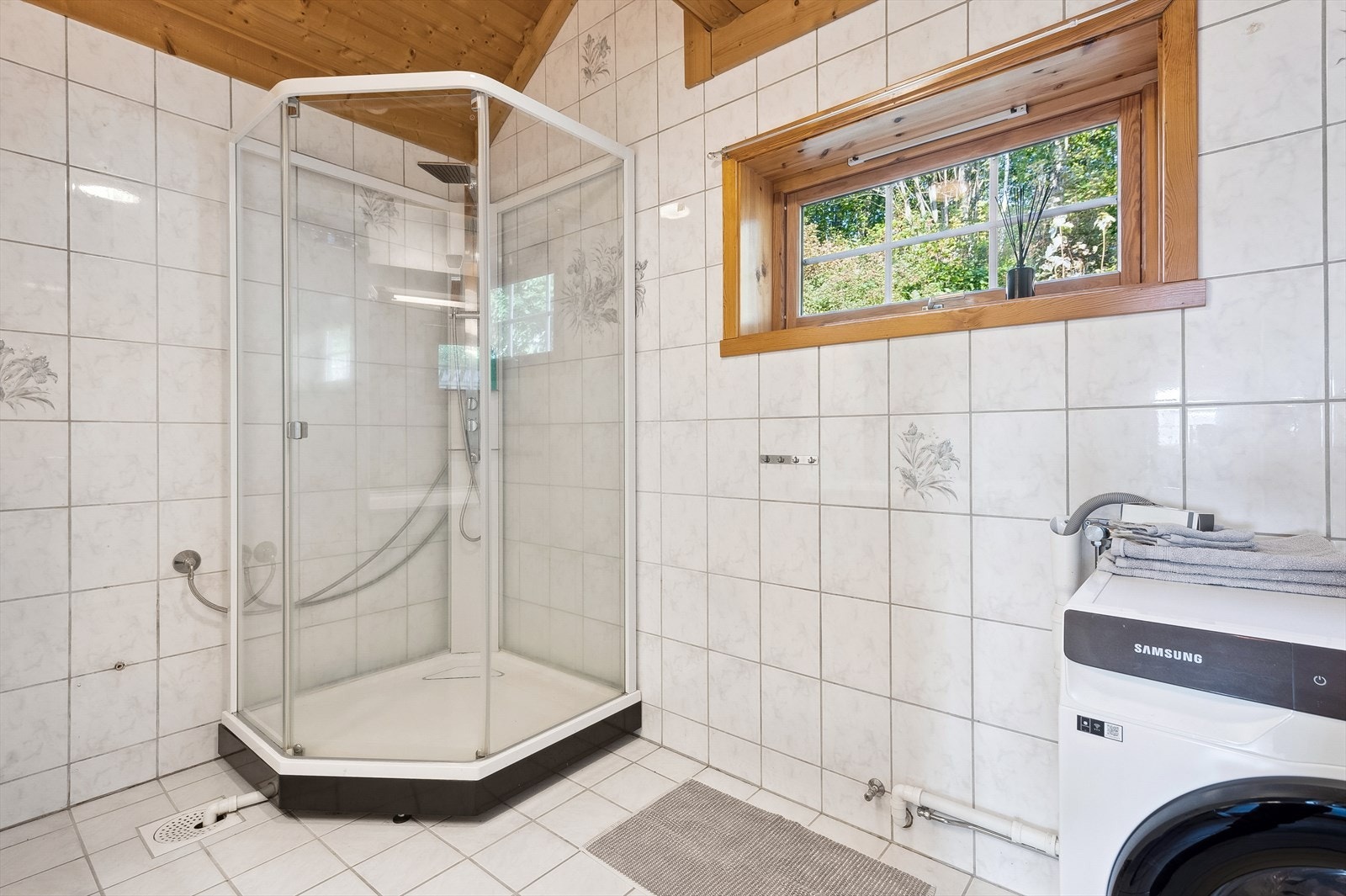 God takhøyde på badet gjør badet ekstra stort og luftig. Galleribilde