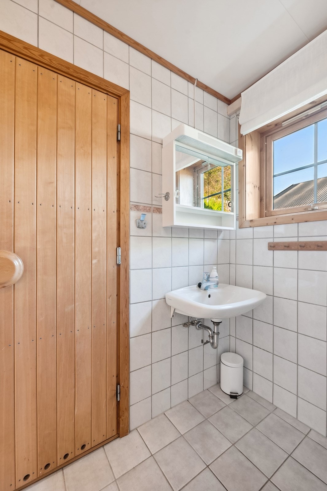 Flislagt bad i underetasje har vegghengt dusj med forheng og gulvmontert toalett.
Adkomst til badstue som har flislagt gulv og trepanel på vegger og i himling. Det er plassbygget benker i tre og veggmontert badstueovn. Galleribilde