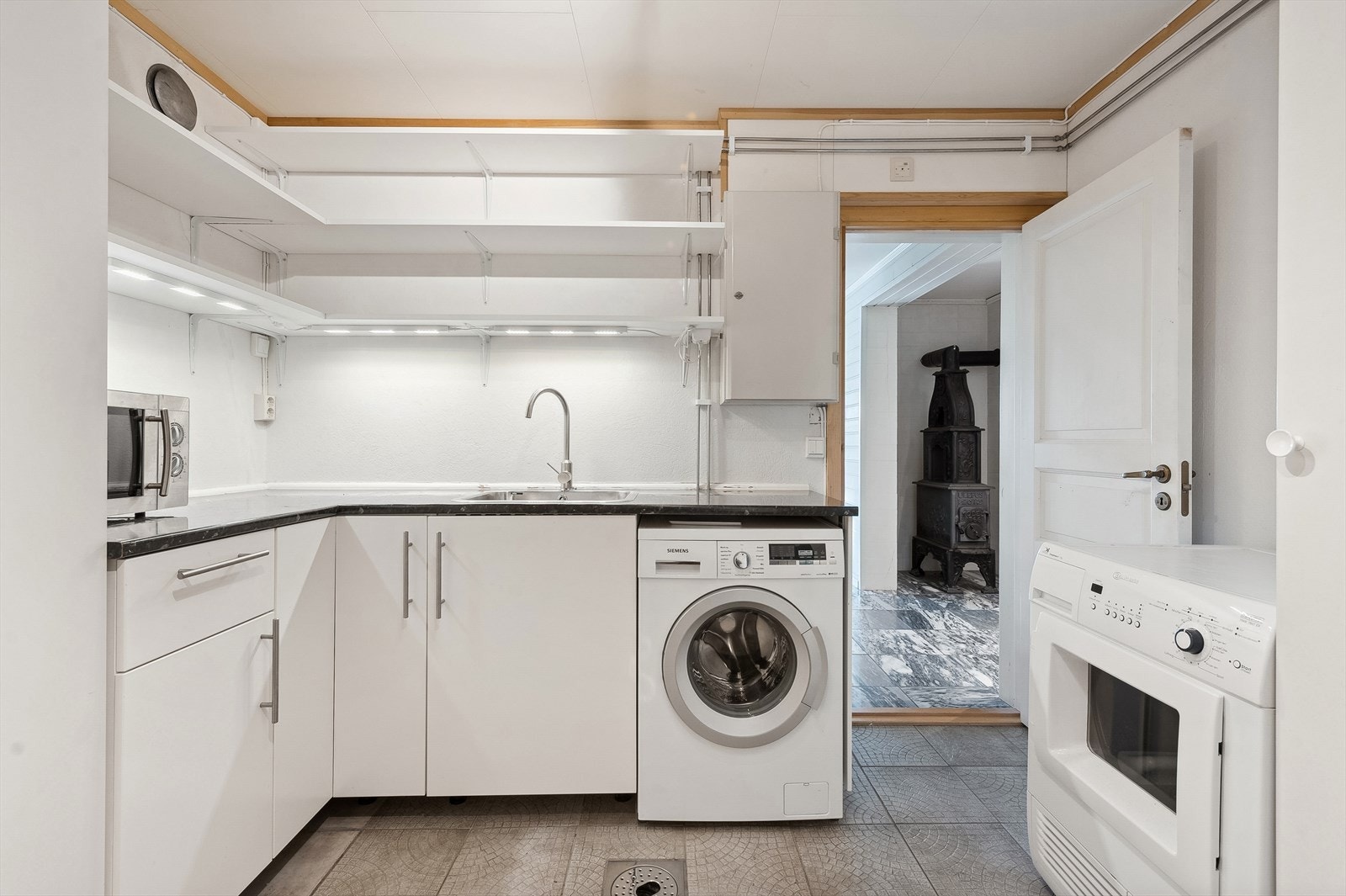 I tillegg er det eget vaskerom/teknisk rom i underetasje med lys glatt innredning med kum og opplegg for vaskemaskin. Galleribilde