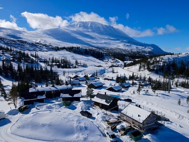 Byggingen av hyttefeltet Sjå med utsikt til Gaustatoppen. Galleribilde