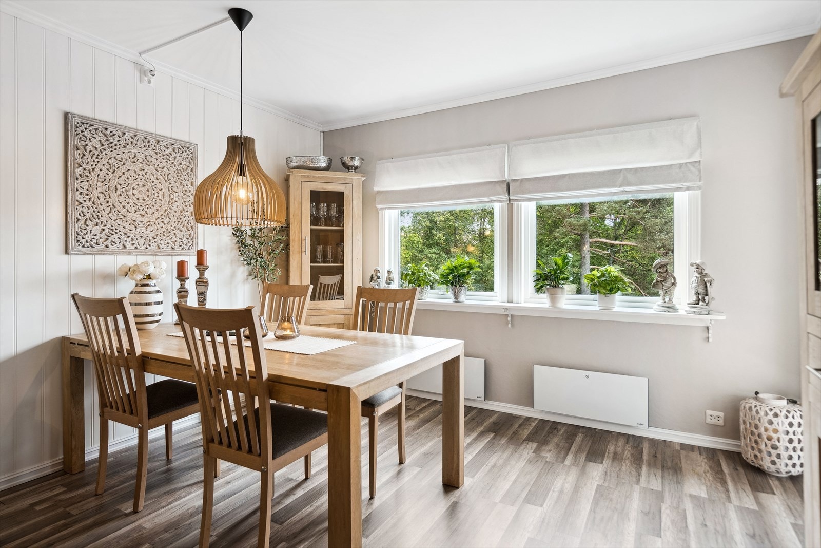 Stue med fin spiseplass og godt lys fra vinduer og verandadør. Galleribilde