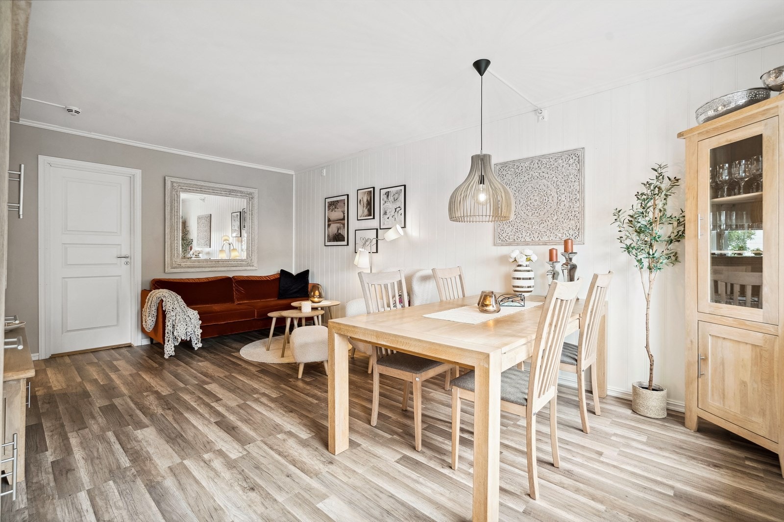 Lys stue som er pusset opp i nyere tid med laminat på gulv og nymalte veggflater. Galleribilde