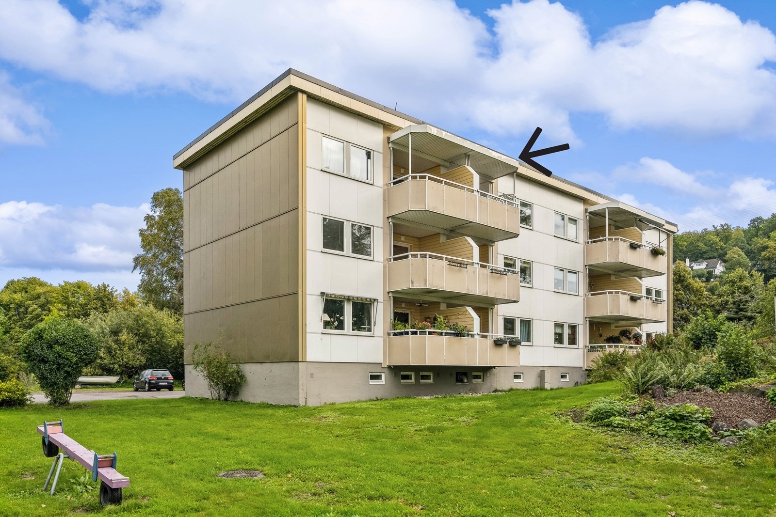 Fasade syd - se pilen for beliggenheten til leiligheten. Galleribilde