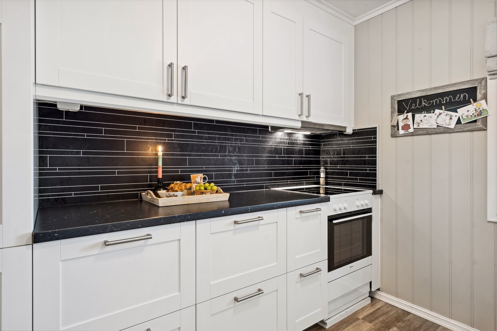 Ikea innredning med stor porselensvask, ventilator, integrert kjøleskap og oppvaskmaskin. Galleribilde