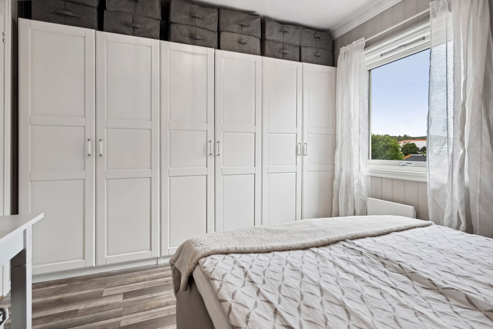 Soverom - Stor og fin garderobe med smart innredning. Galleribilde