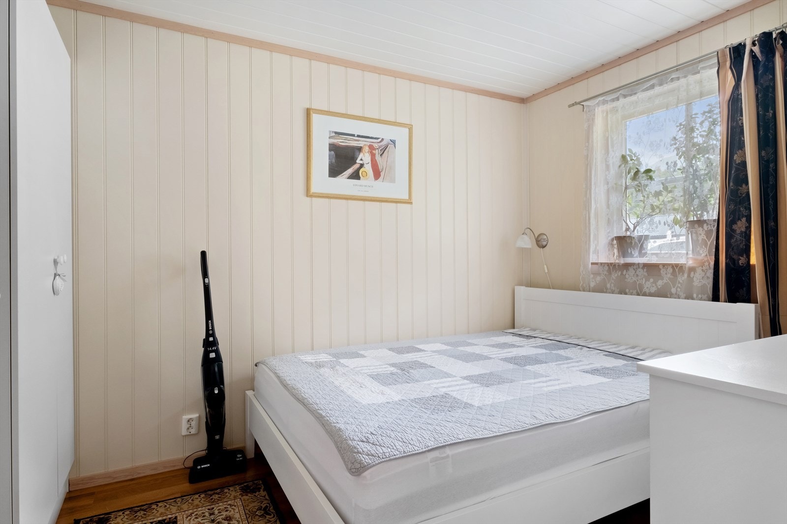 Soverom med garderobe og lyse overflater. Galleribilde