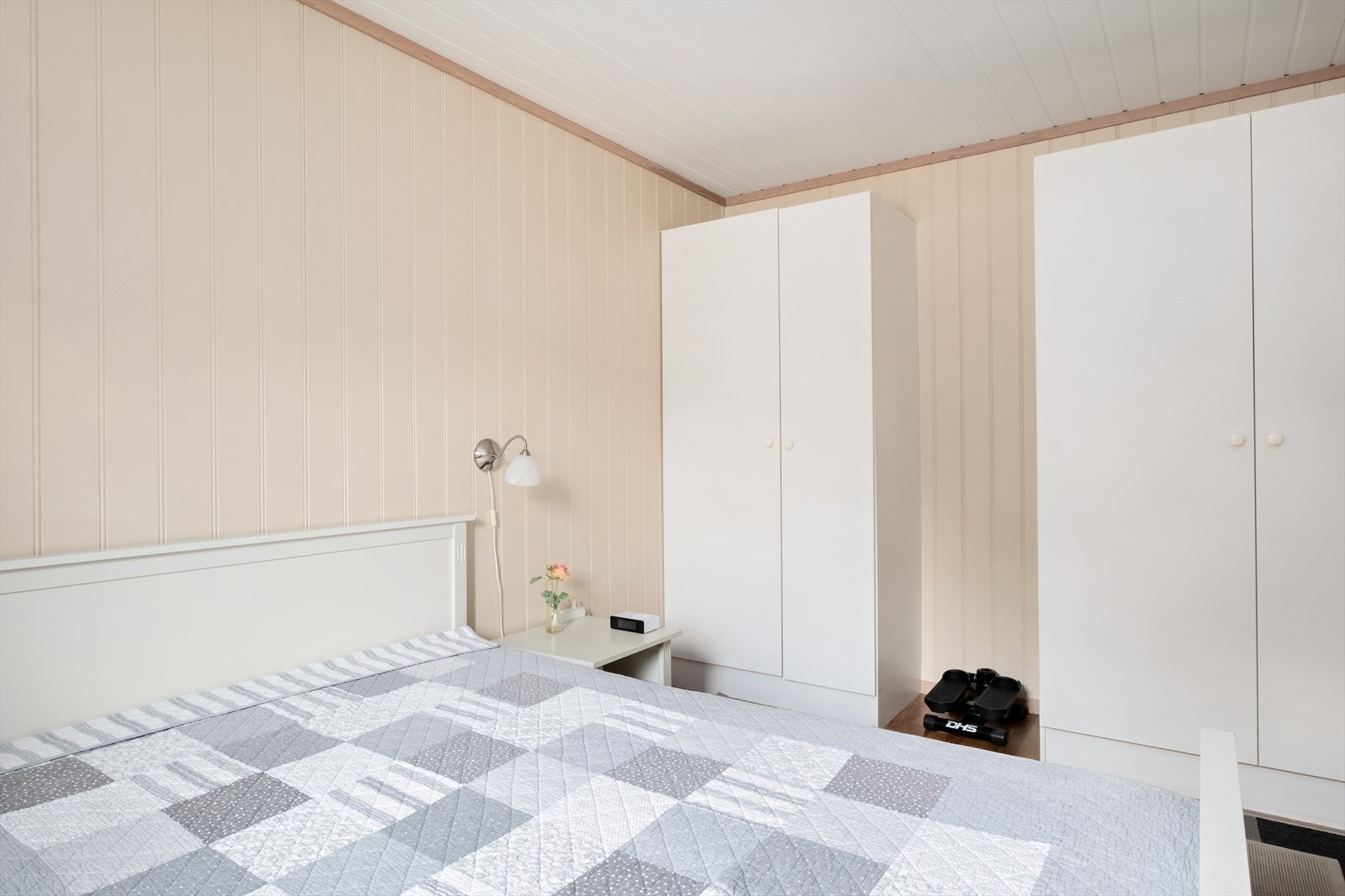 Romsleg soverom med garderobe. Galleribilde