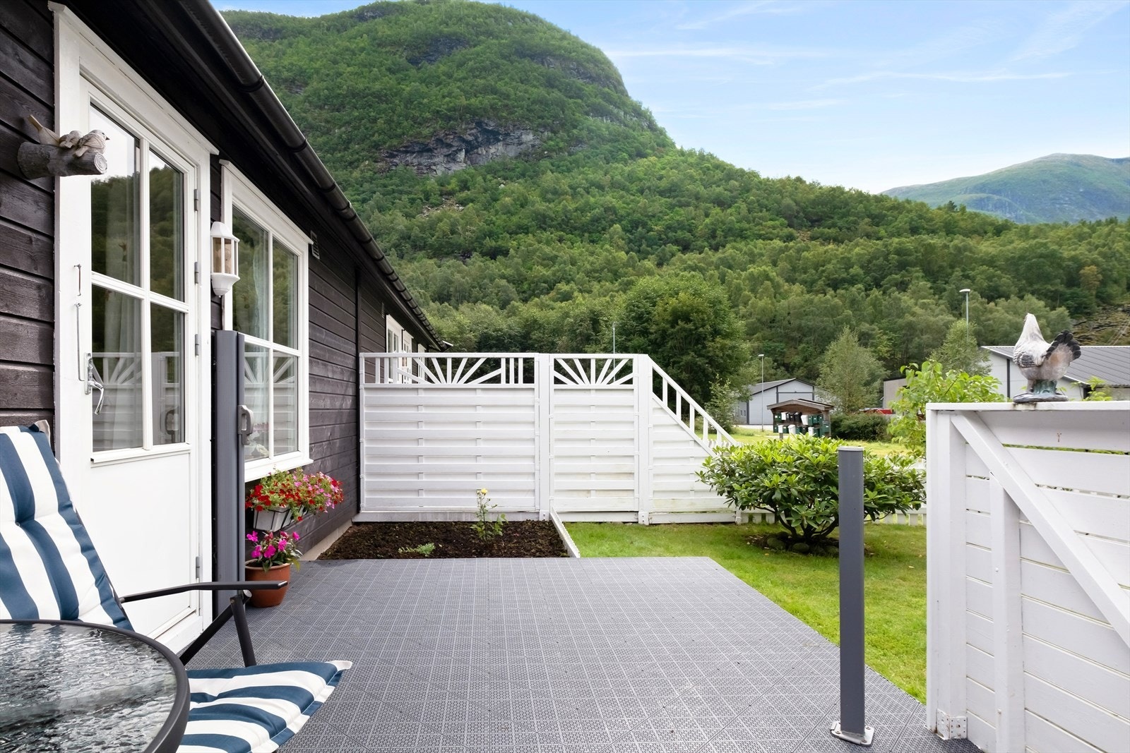 Leilegheita har veranda og hage. Galleribilde