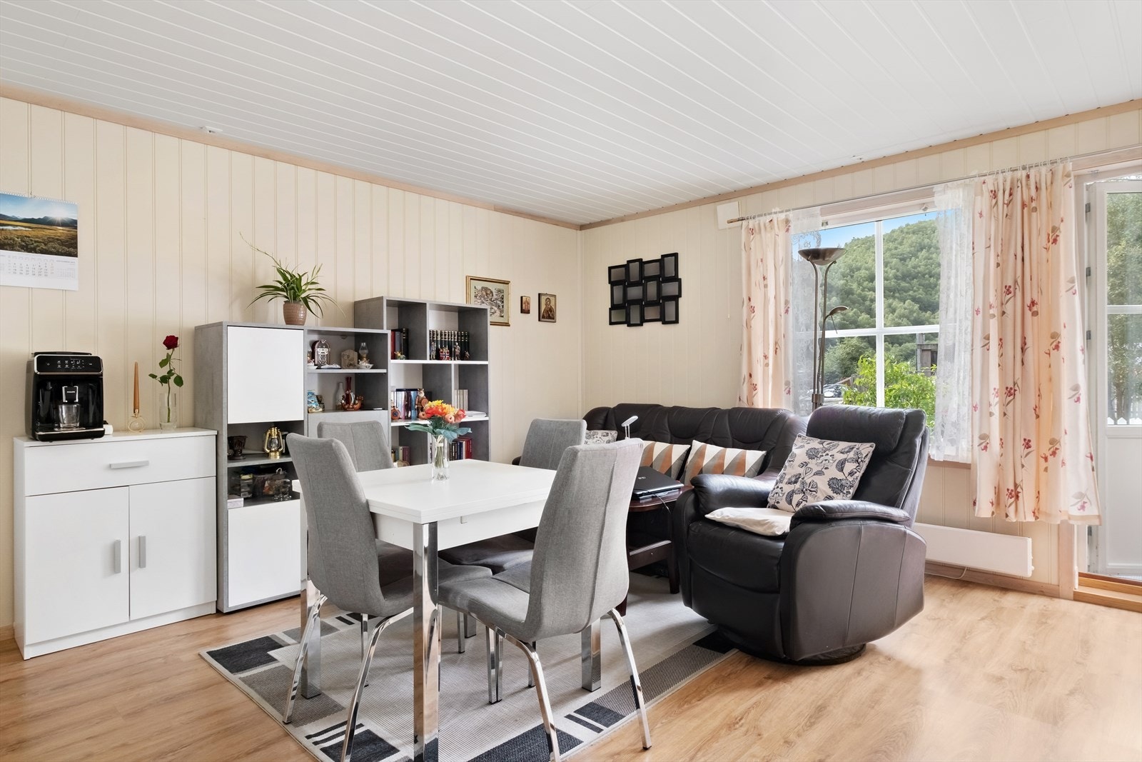 Frå stova er det tilkomst til veranda og hage Galleribilde