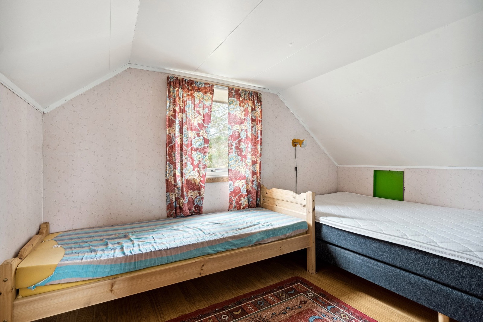 Det er 2 soverom på loftet Galleribilde