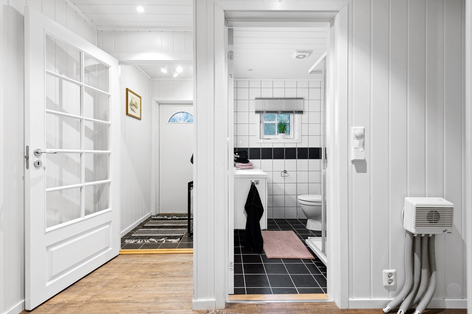 Fra entréen kommer du inn i gangen som har videre adkomst til boligens kjøkken, bad og soverom. Galleribilde