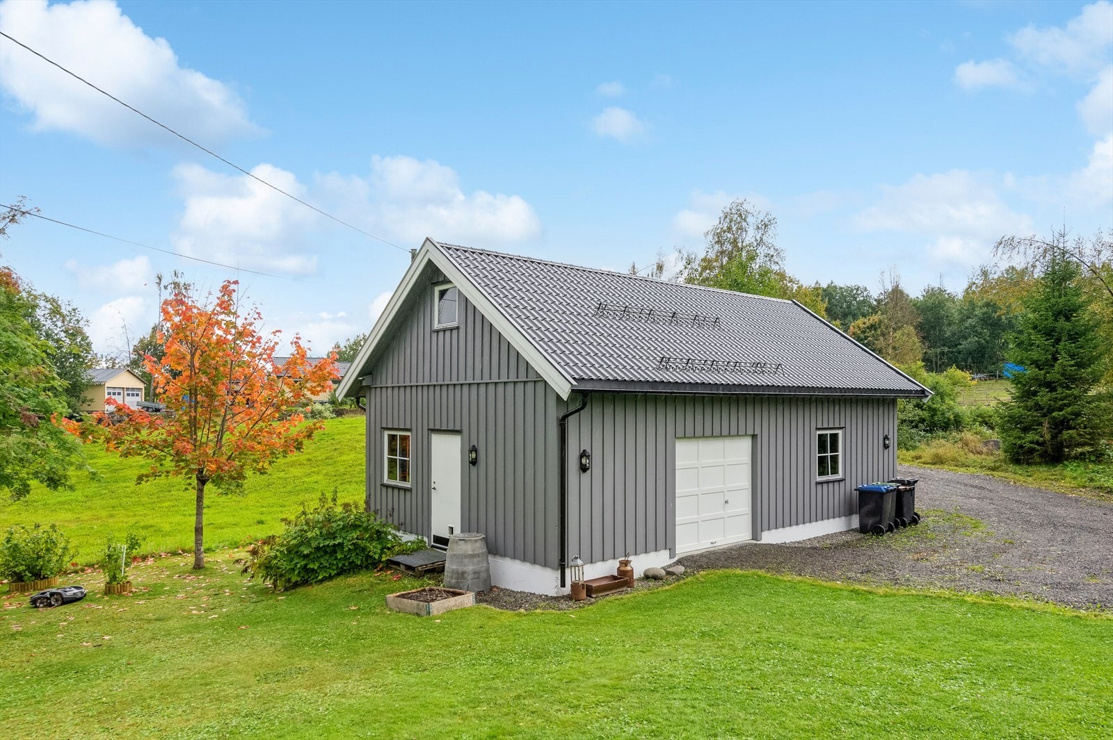 Garasje på 63 m² med tre biloppstillingsplasser og lagerarealer i bod. Galleribilde