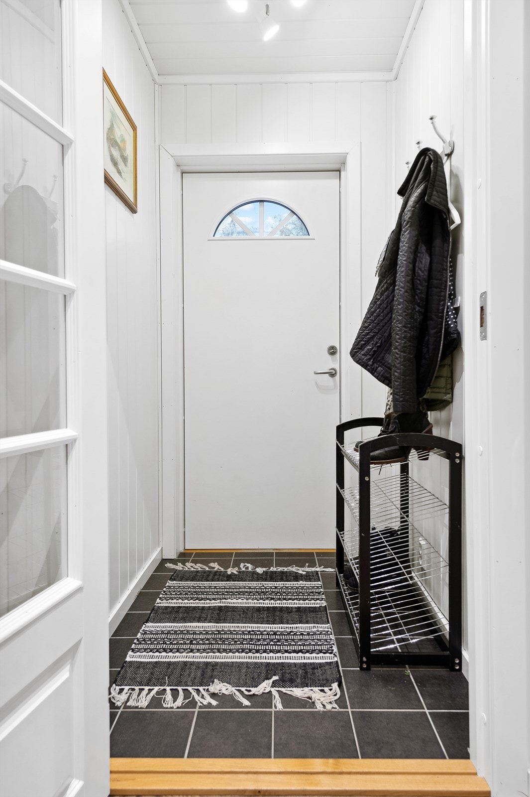 Du ønskes velkommen inn i entréen i 1. etasje med plass til å henge fra seg yttertøy og sette fra seg skoene. Galleribilde