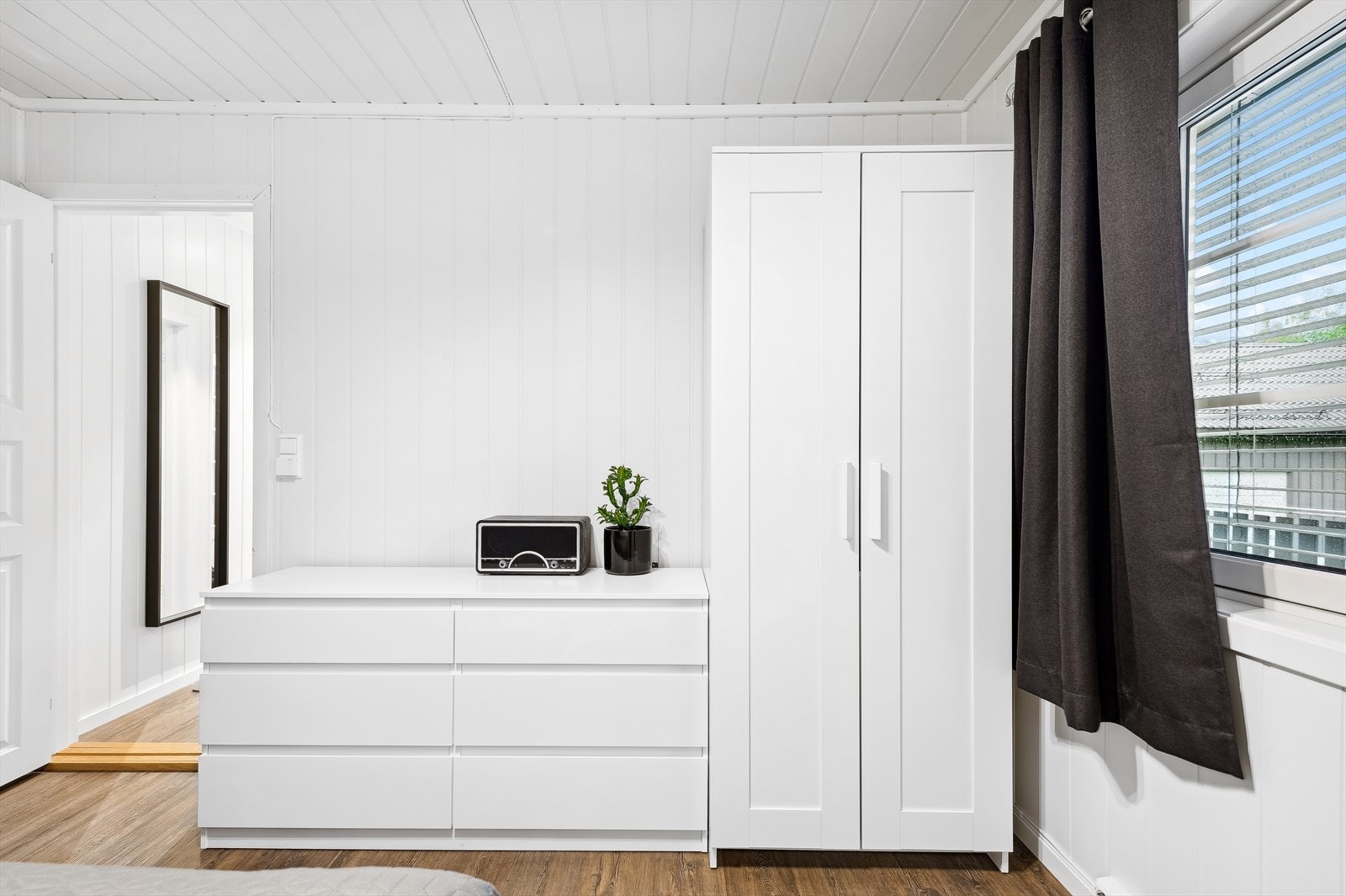 Plass til skap og oppbevaringsmøbel. Galleribilde