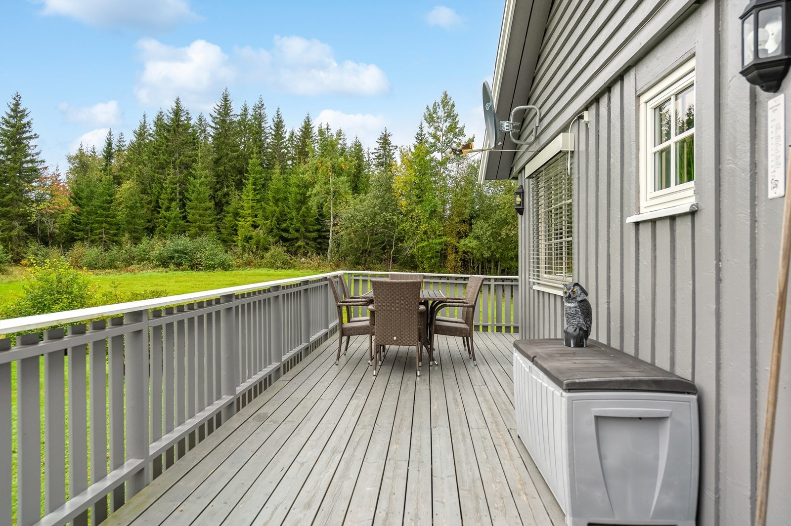 Fra stuen er det utgang til sørvest-vendt terrasse med gode solforhold. Galleribilde