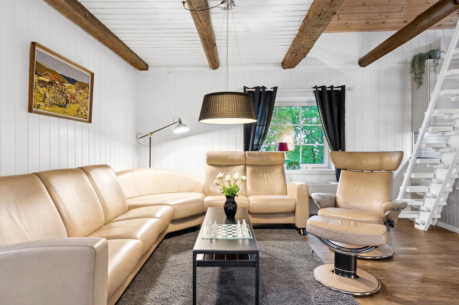 Gode møbleringsmuligheter med plass til sofagruppe, TV møblement og spisegruppe. Galleribilde