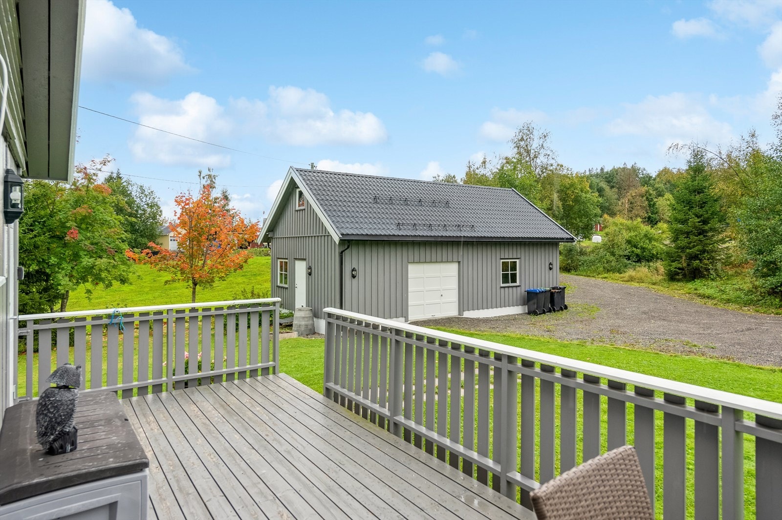 Fra terrassen er det adkomst til fine utearealer. Galleribilde
