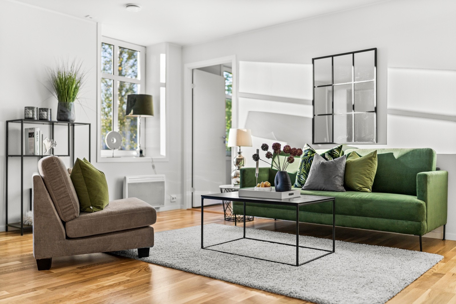 Det er fint plass til sofagruppe, lenestoler, spisegruppe og tv-møblement. Galleribilde