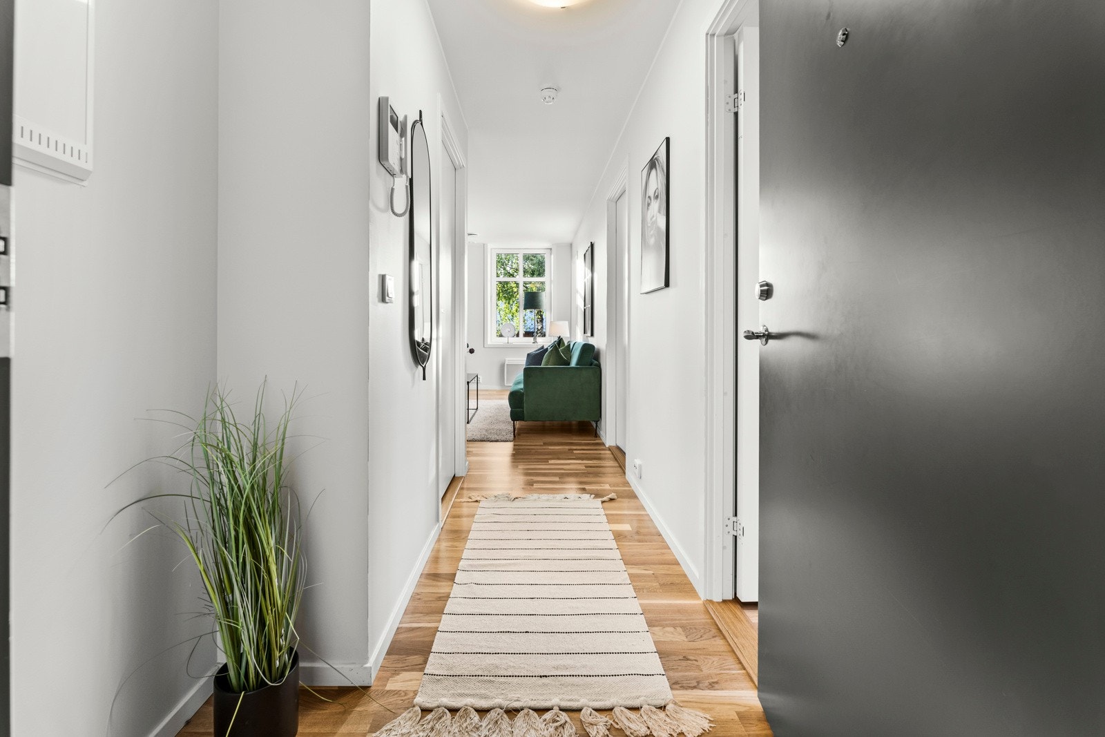 Velkommen inn i en lys og koselig entre med god plass til oppheng av yttertøyet. Galleribilde