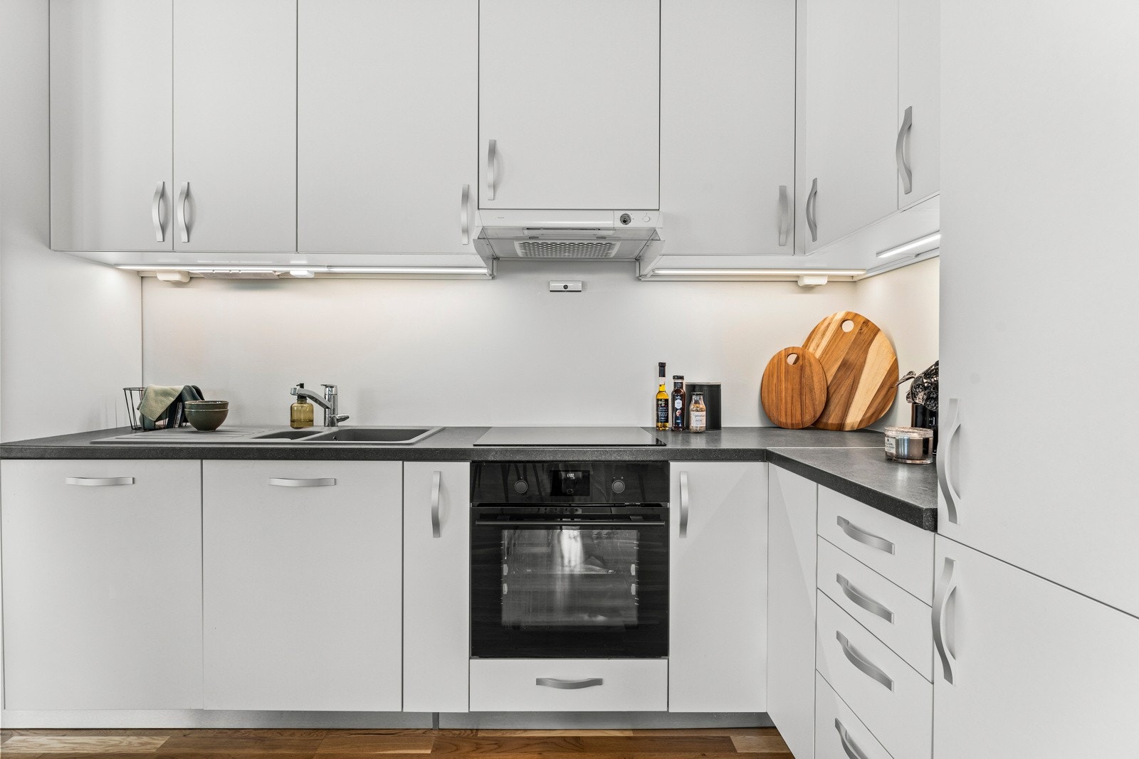 Innredning av L-format med slette fronter og laminert benkeplate Galleribilde