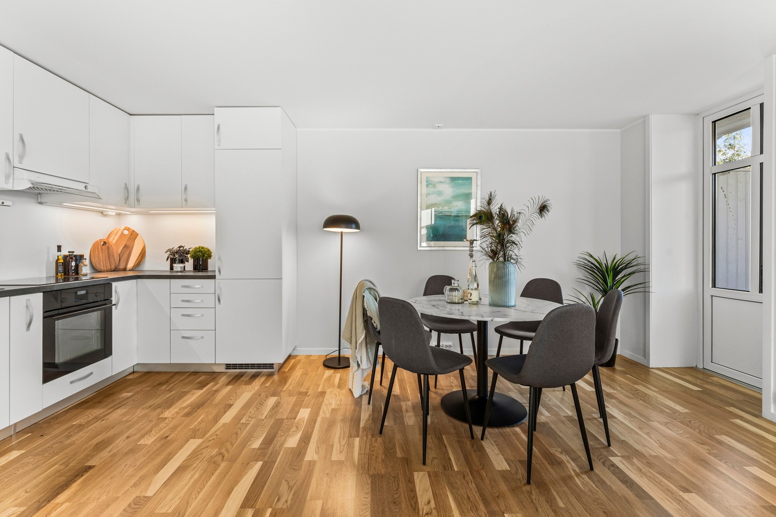 Kjøkkenet er lyst, praktisk og moderne, og det store åpne rommet innbyr til hyggelige samtaler. Galleribilde