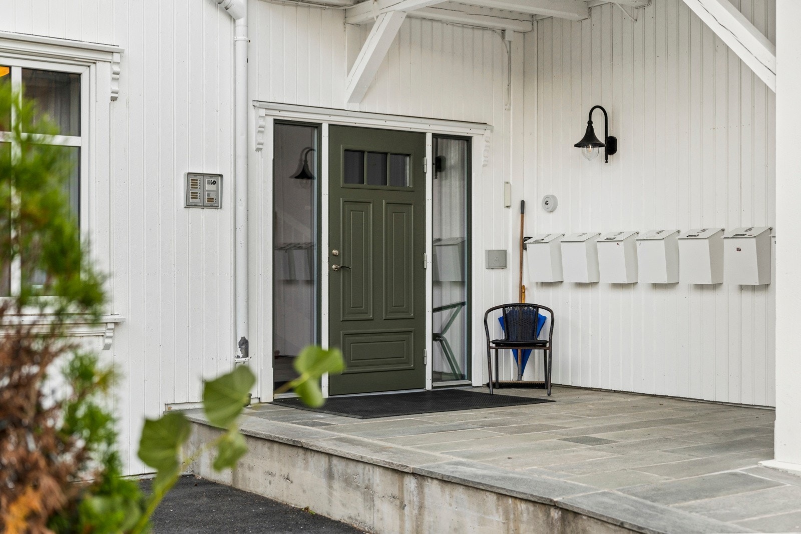 Gårdsplassen ved hovedinngang er asfaltert, det samme er hele parkeringsarealet. Galleribilde