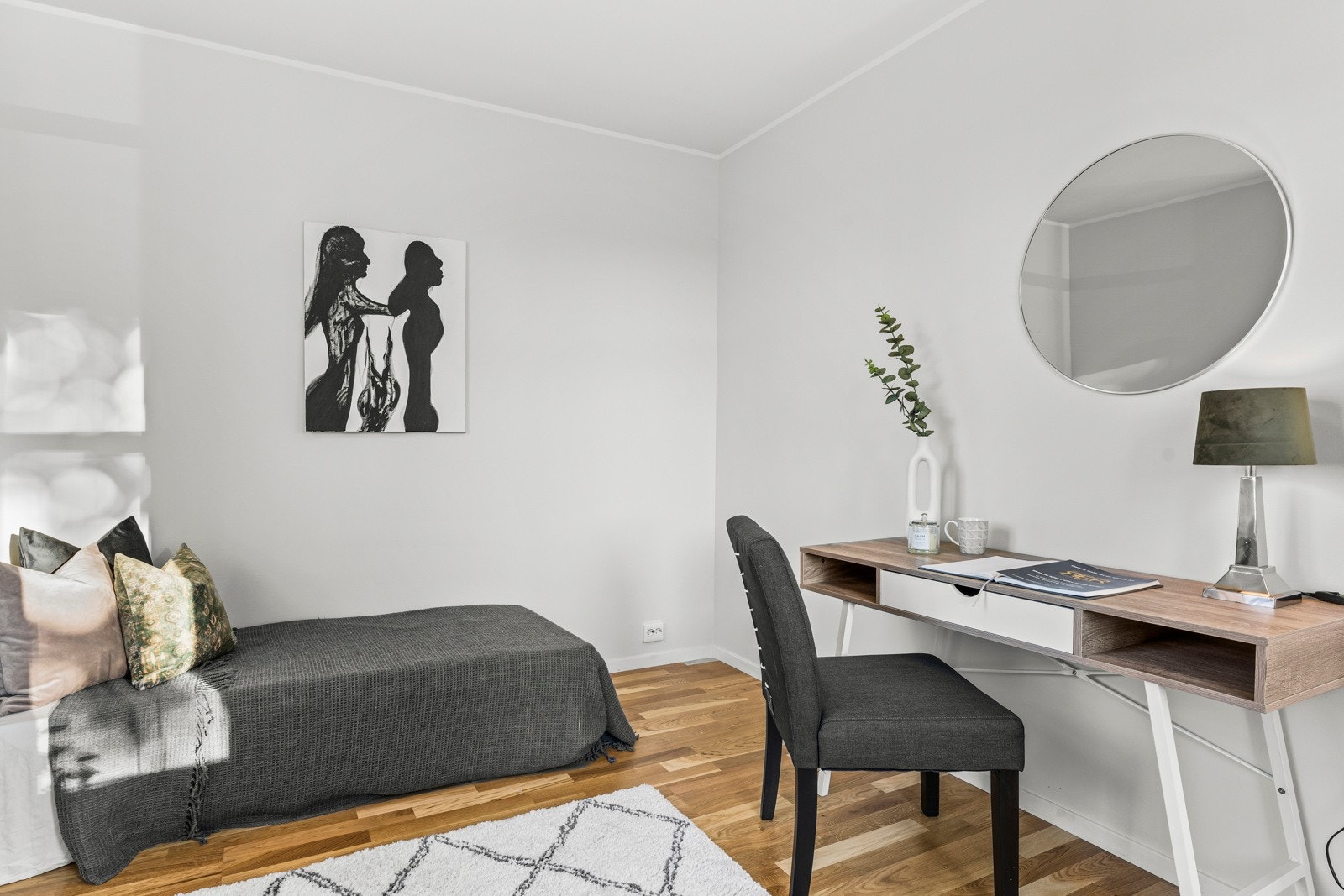 Plass til en seng og et hjemmekontor Galleribilde