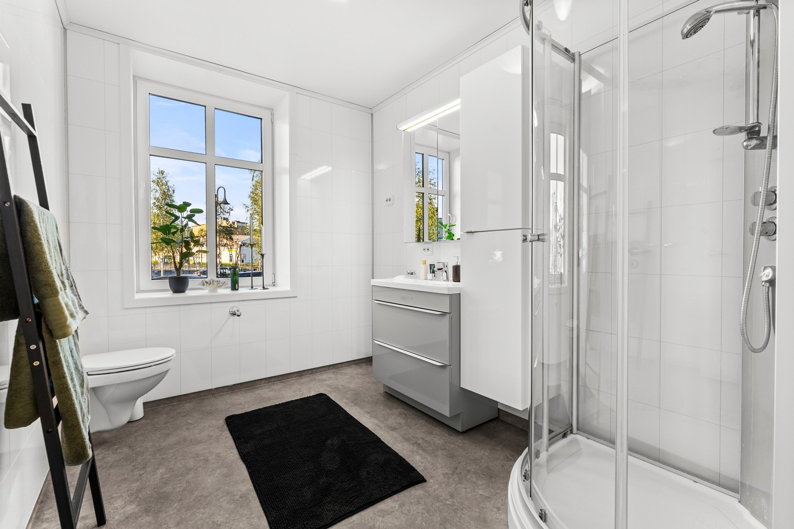 Romslig og pent bad med god plass. Her har man opplegg for vaskemaskin/tørketrommel og i tillegg god boltreplass. Varmekabler i gulvet. Galleribilde