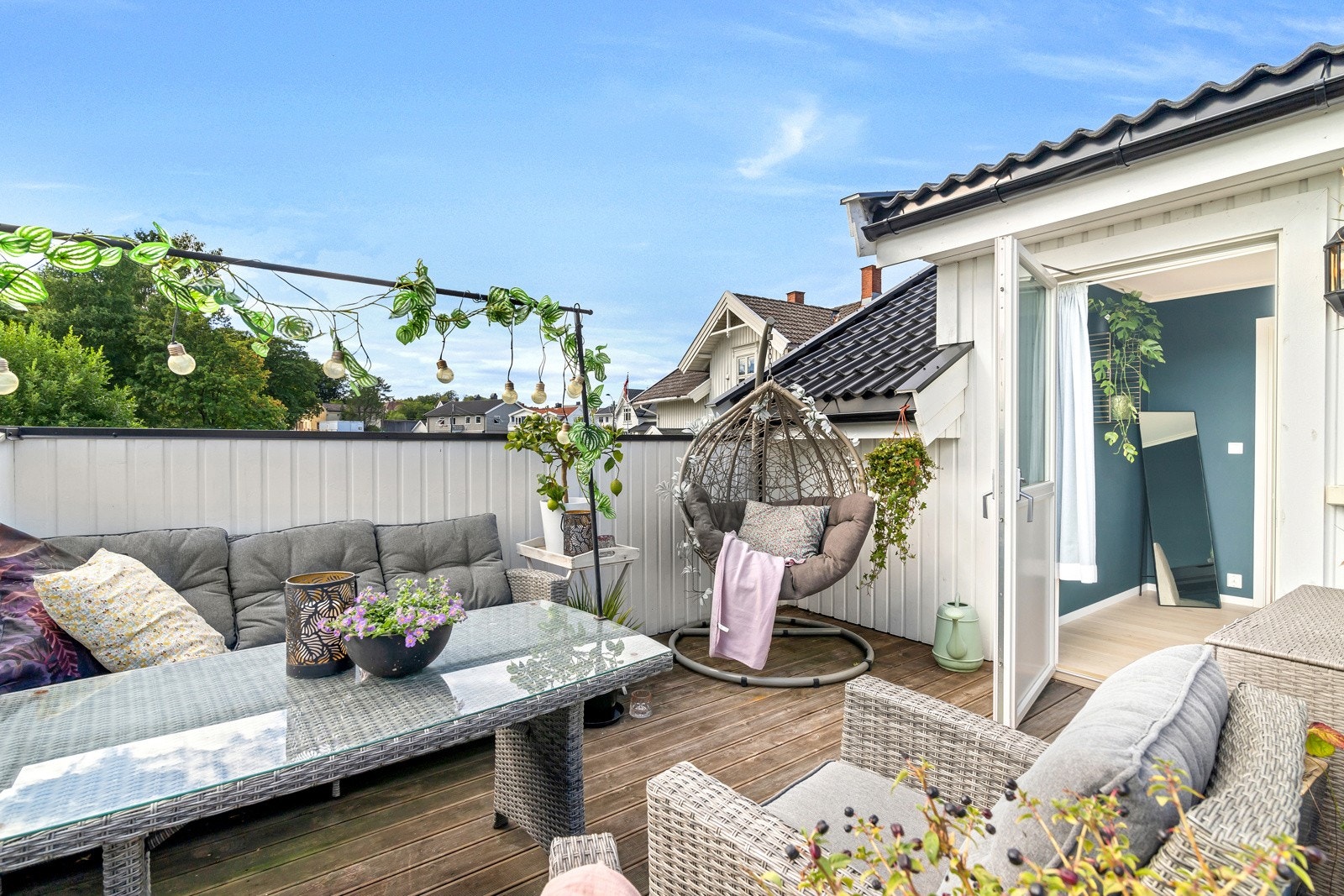 Stor sydvendt takterrasseterrasse på ca. 14 m2. Her har man fantastiske solforhold og sjøutsikt. Galleribilde