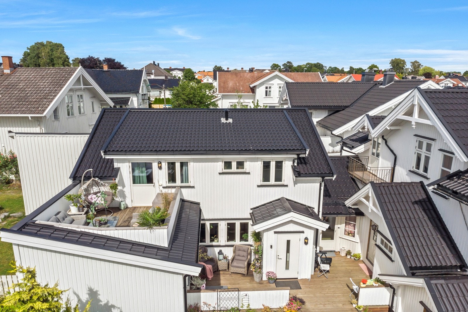 Velkommen til Nansetgata 45A. Dette er en meget flott bolig fra 2018 over 2 plan. Vender mot badeparken. Uteplasser. Takterrasse. Svært god standard. Parkeri Galleribilde