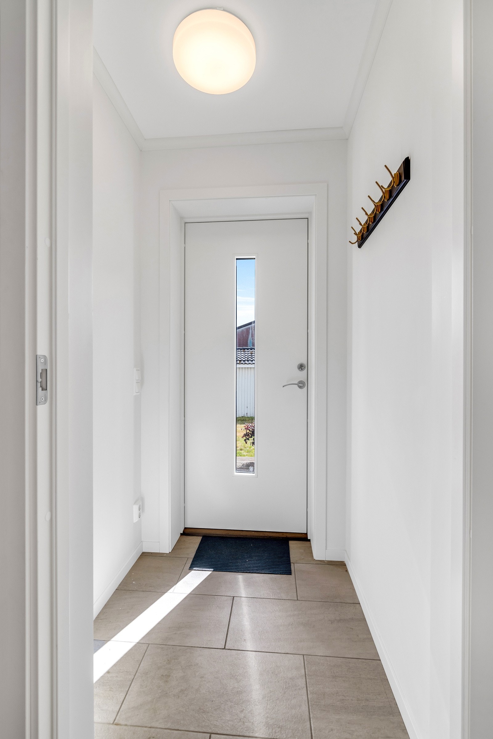 Leilighetens entré er av god størrelse og her har man god plass til å henge fra seg yttertøy, samt sette fra seg sko. Galleribilde
