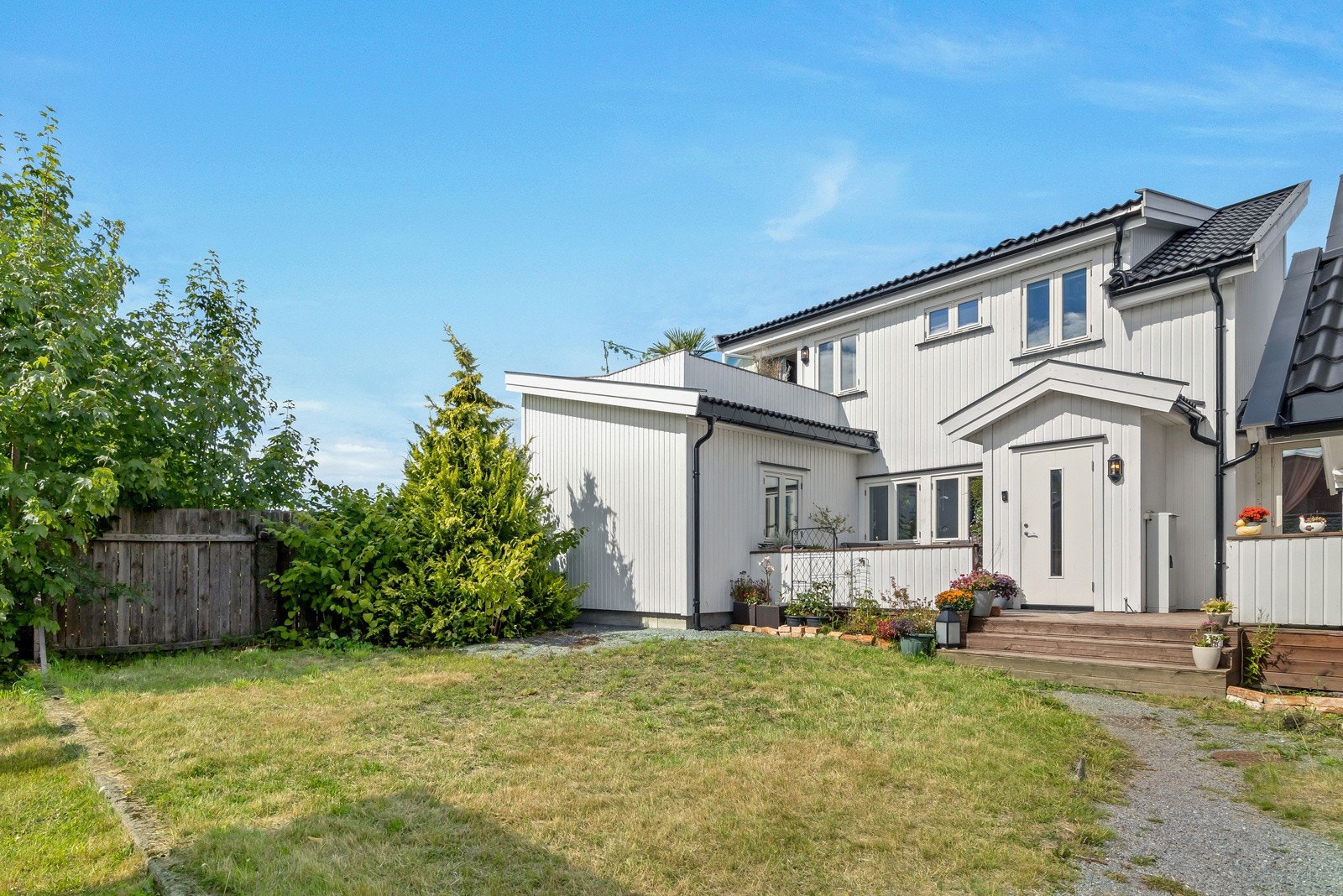 Boligen er en del av et mindre sameie med 3 seksjoner. Felles hage, og denne skal fikses opp i med ny plen og biloppstillingsplasser mm. da naboeiendommen renoveres pt. Det er utbygger som står for å renovasjonen. Galleribilde