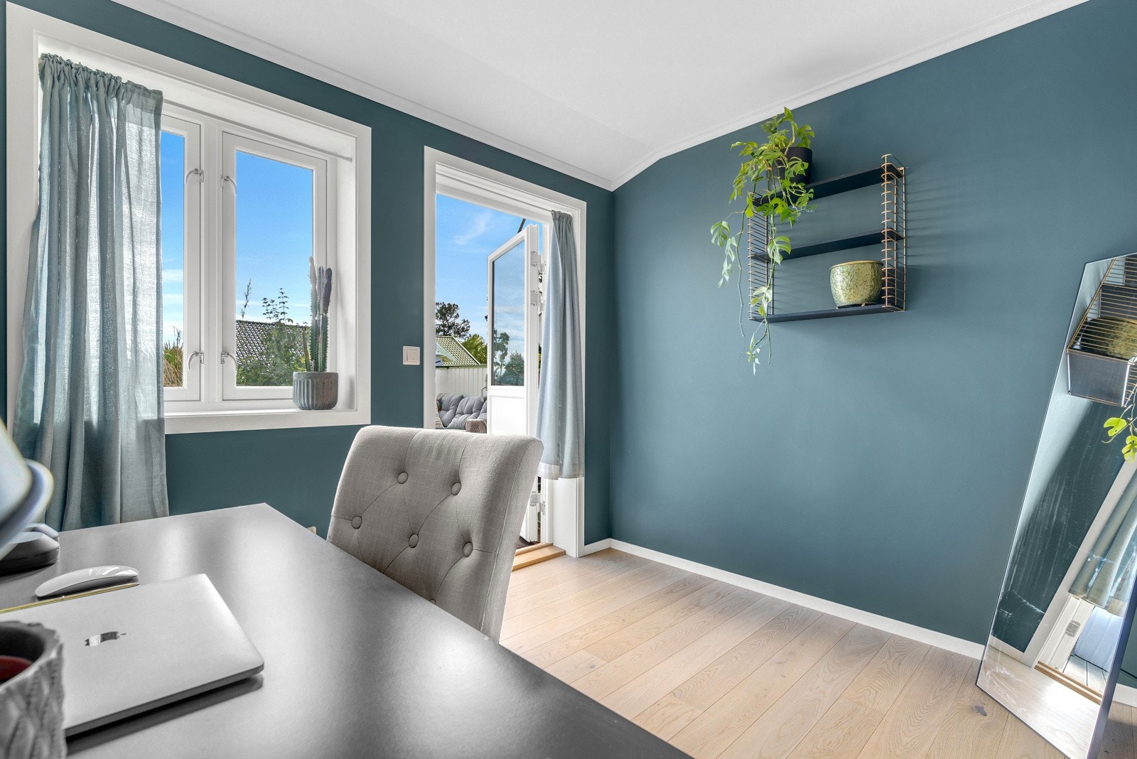 Fra soverommet er det direkte adkomst til leilighetens private takterrasse. Galleribilde