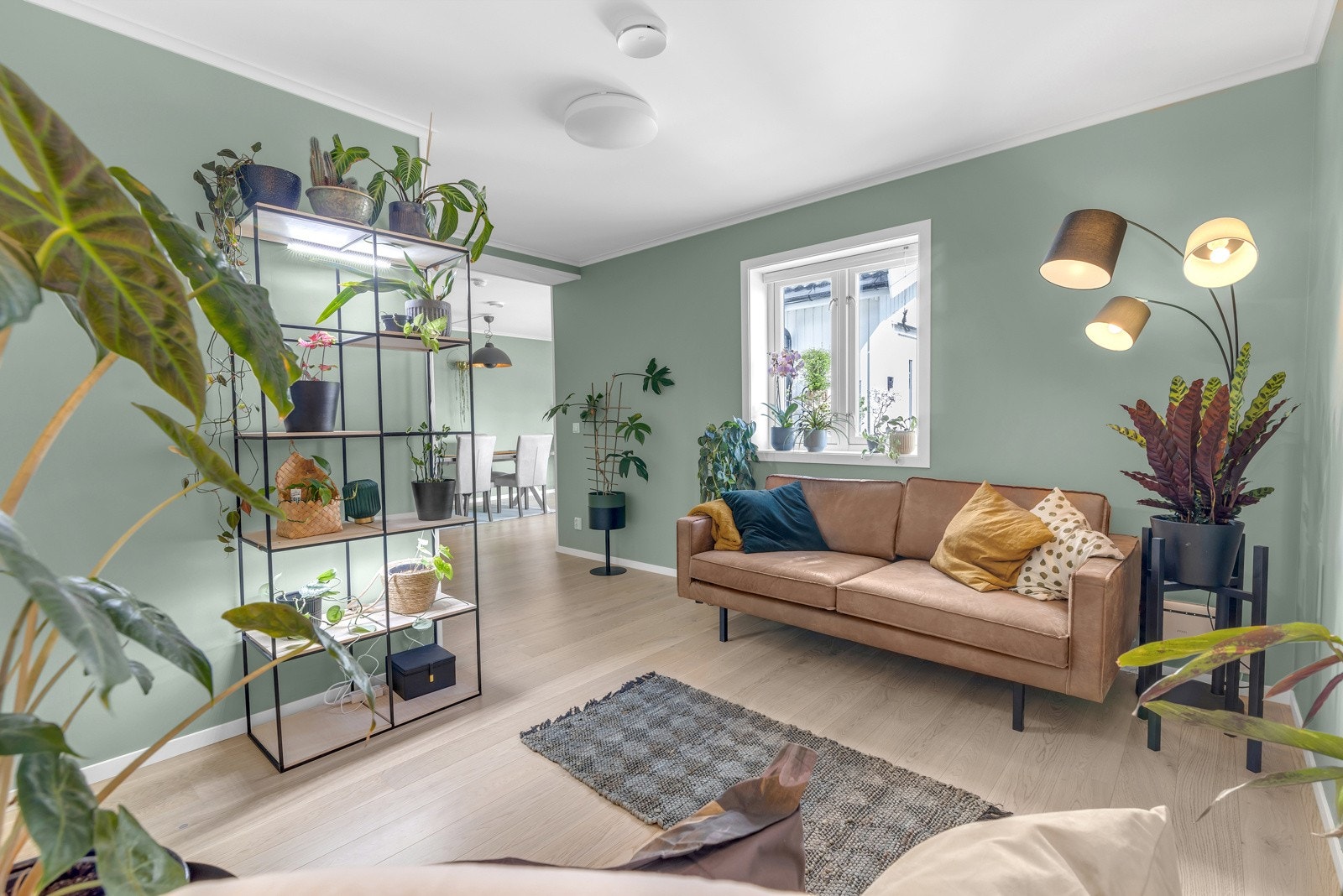 I stuen er det god plass til en sofaseksjon. Galleribilde