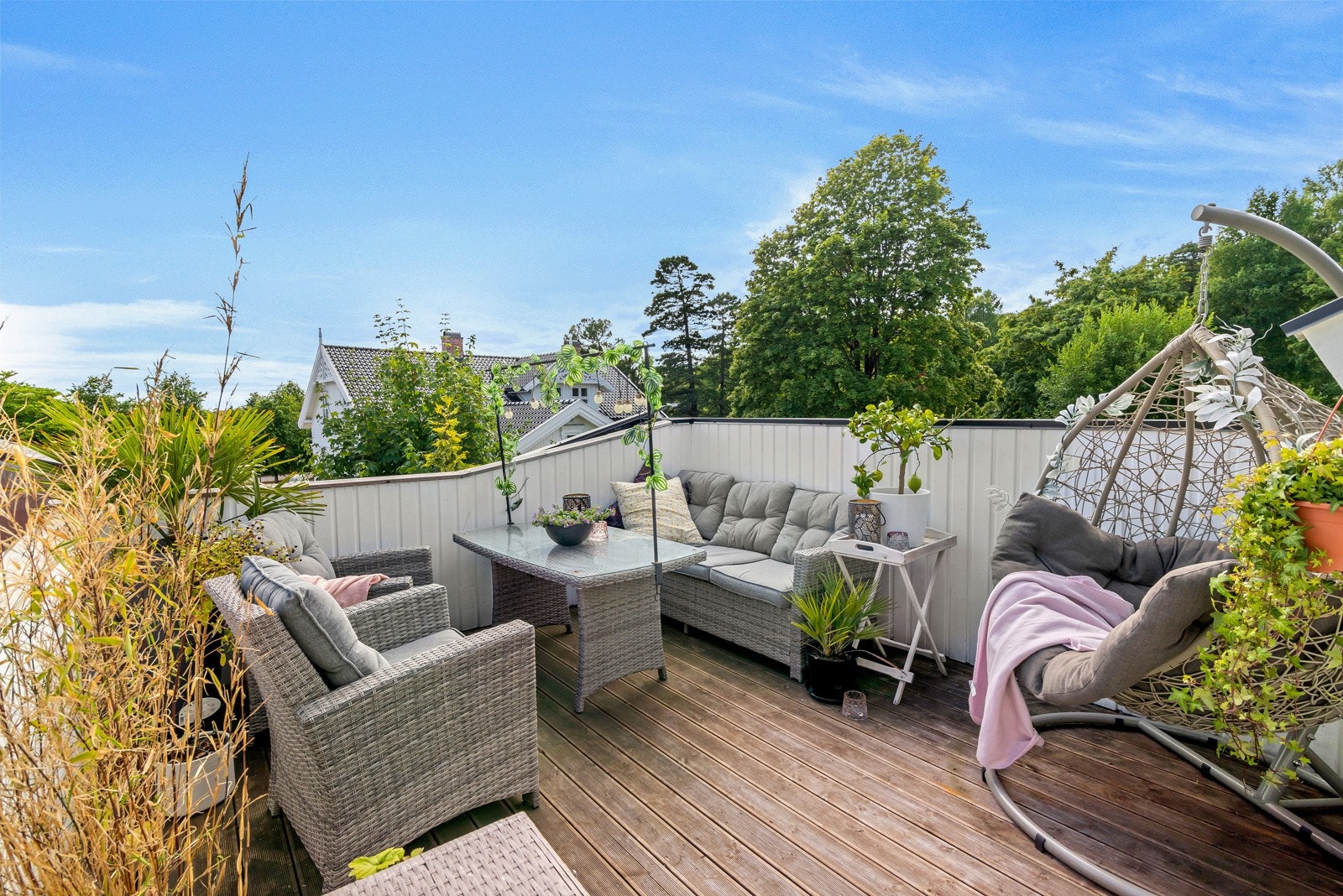 Her bor man i en leilighet over to plan med en fantastisk terrasse med gode utsikts og solforhold. Galleribilde