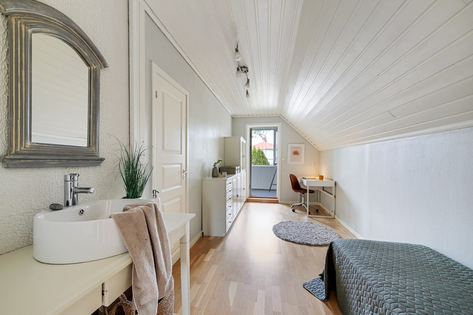 Soverom nr. 3 med utgang til overbygget veranda og gjennomgang til soverom nr 4. Galleribilde