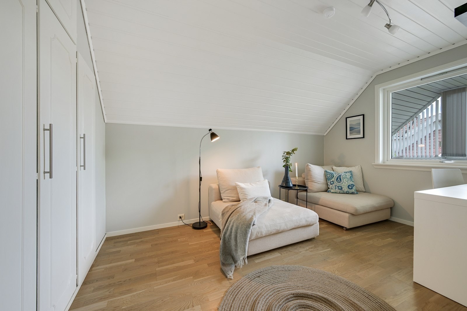 Soverom nr. 4 i 2. etg. med hel vegg med garderobeskap. Galleribilde