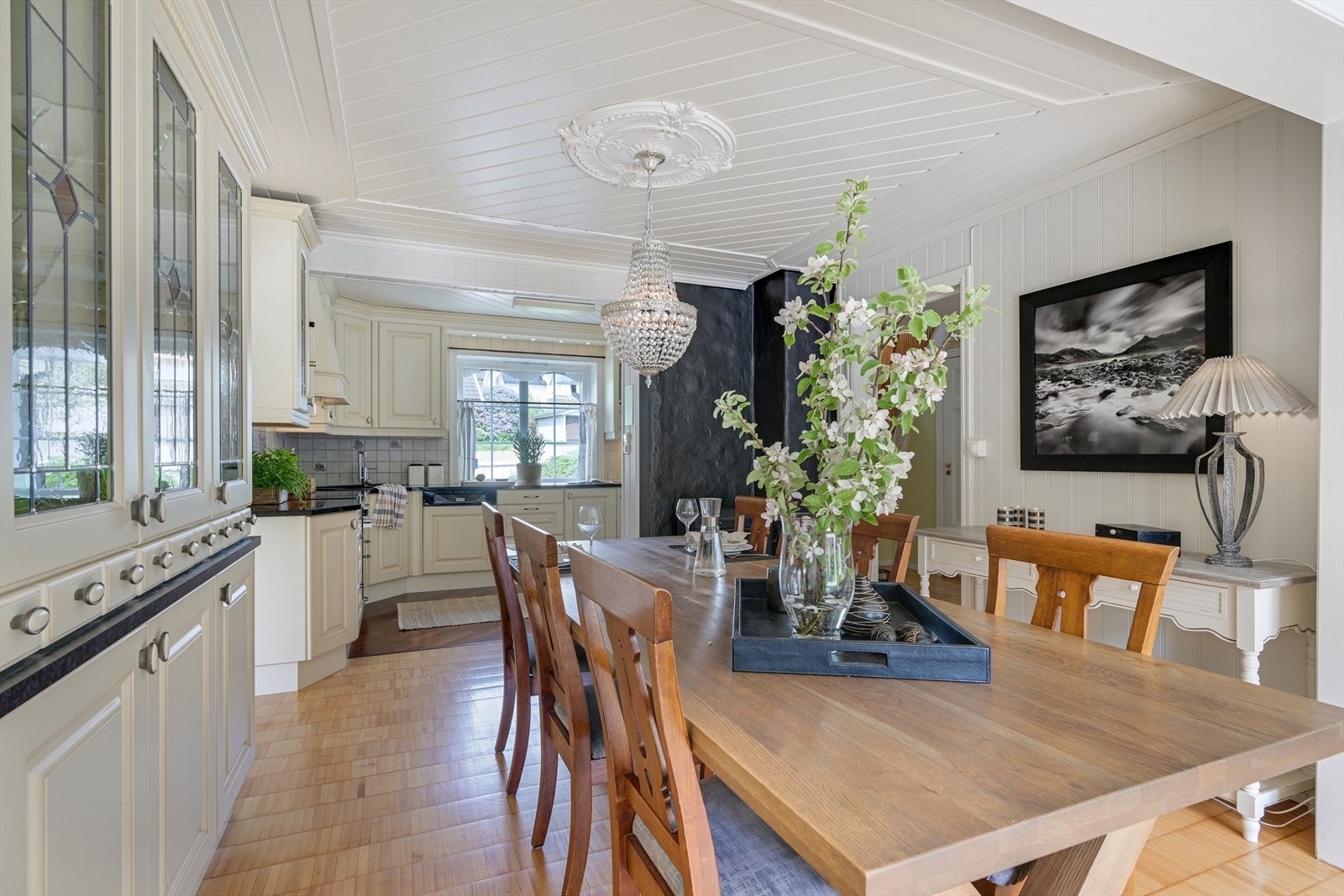 Spisestue med panelhimling og rosett til taklampe. Galleribilde