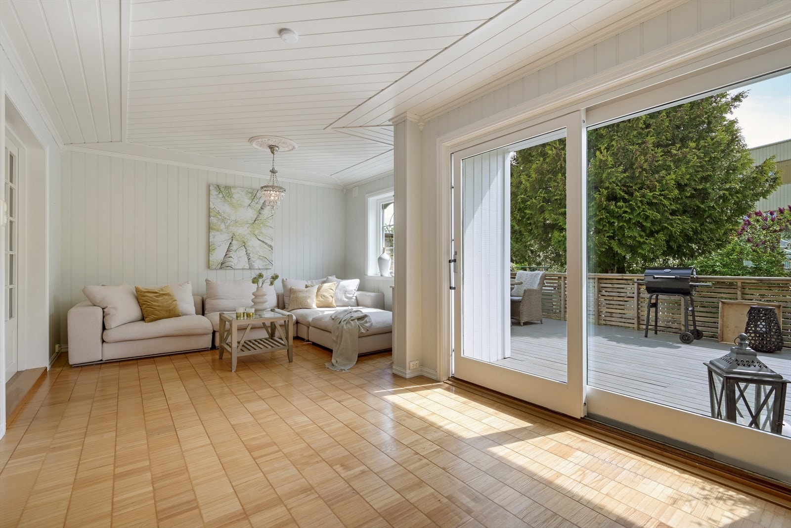 Spisestue og stue med stor skyvedør ut til solrik veranda. Galleribilde