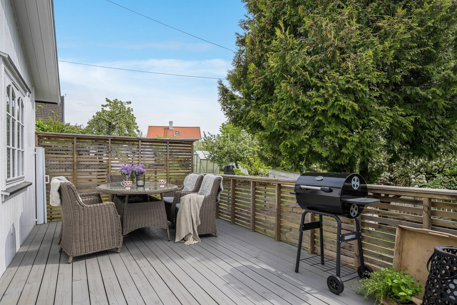 Sydvendt veranda med utgang fra stue. Galleribilde