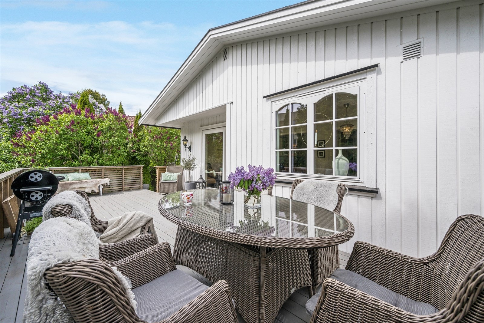 Flott sydvendt veranda. Galleribilde