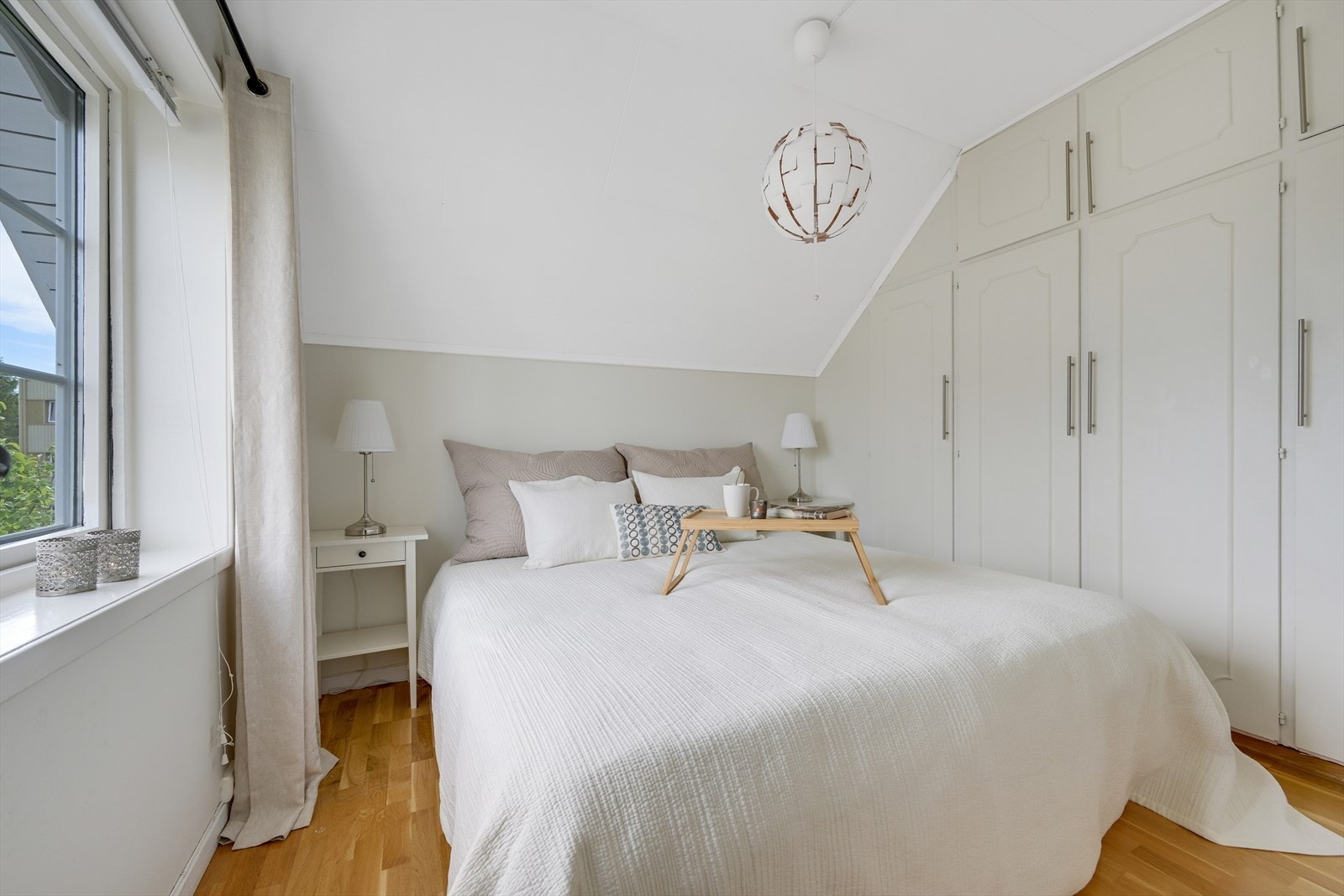 Soverom nr. 2 med hel vegg med garderobe, ved trapp i 2. etasje. Galleribilde