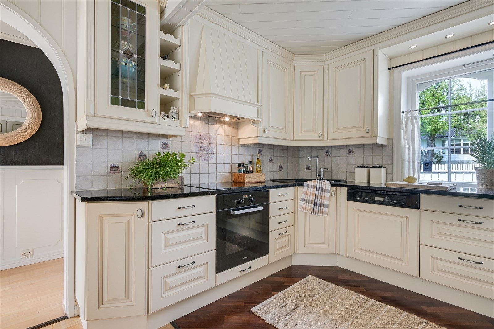 JKE kjøkken fra 2005 med stein benkeplate. Galleribilde