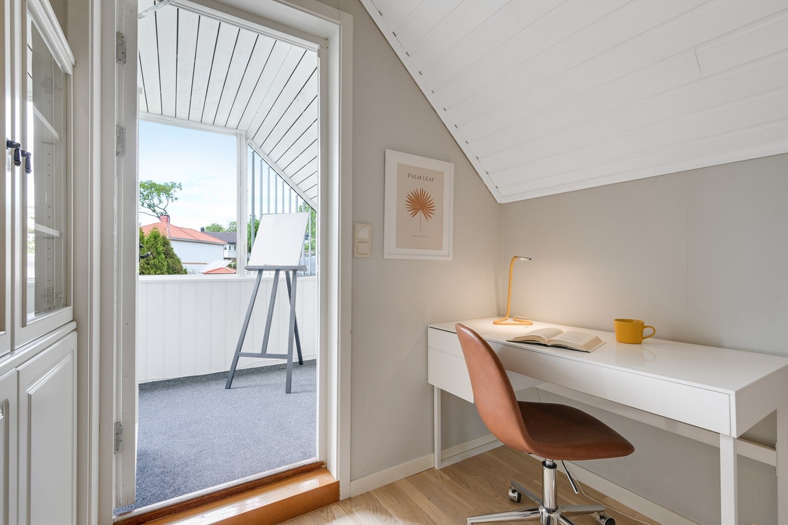 Soverom nr. 3 med utgang til overbygget veranda. Galleribilde