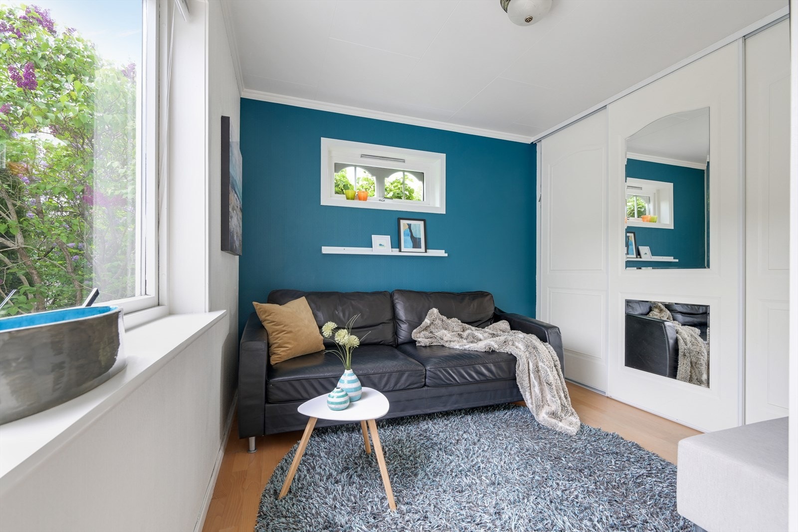 Soverom i 1. etasje med hel vegg skyvedørsgarderobe. Galleribilde